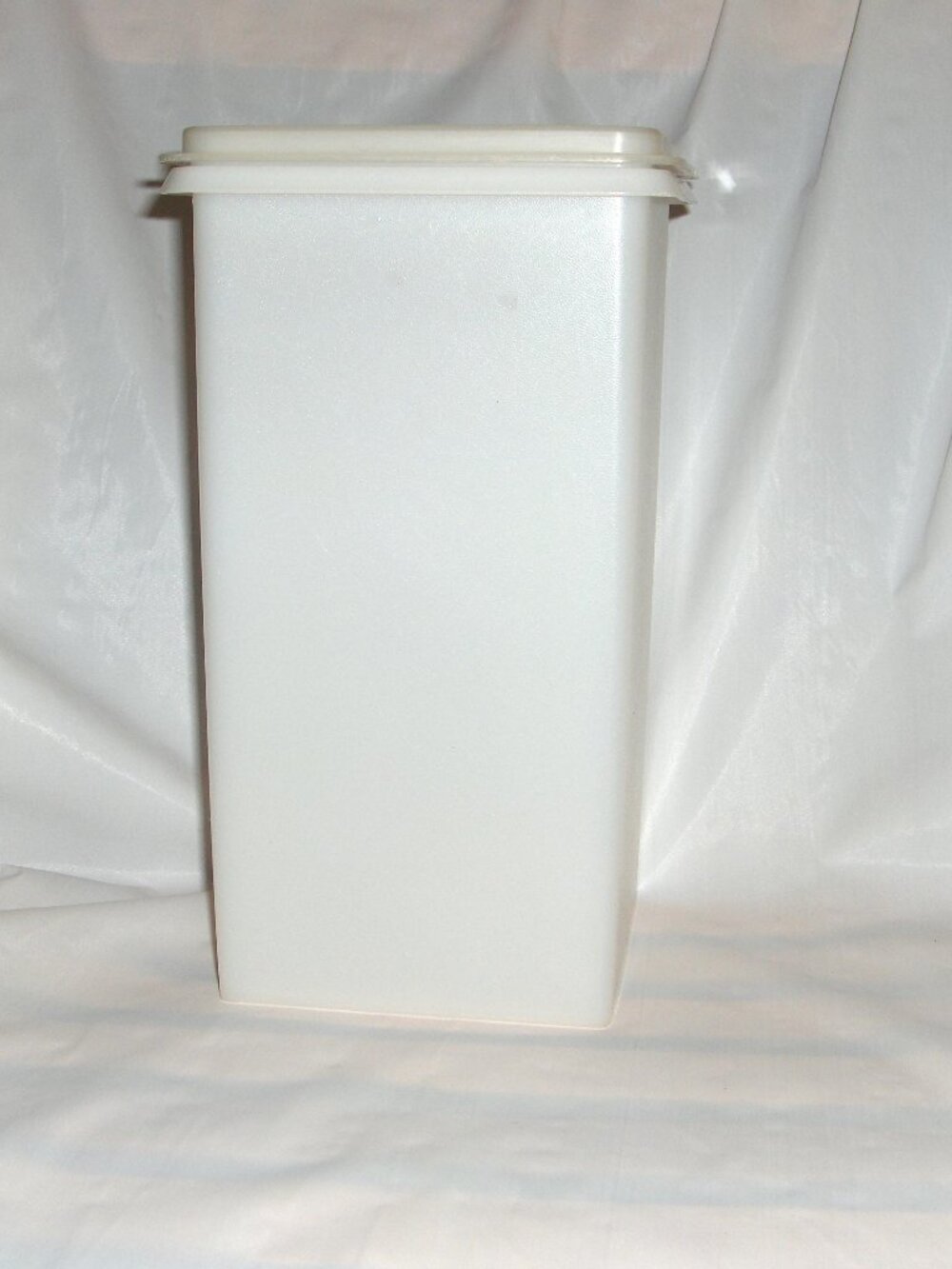 Vintage Tupperware Cracker Keeper, #1314-4